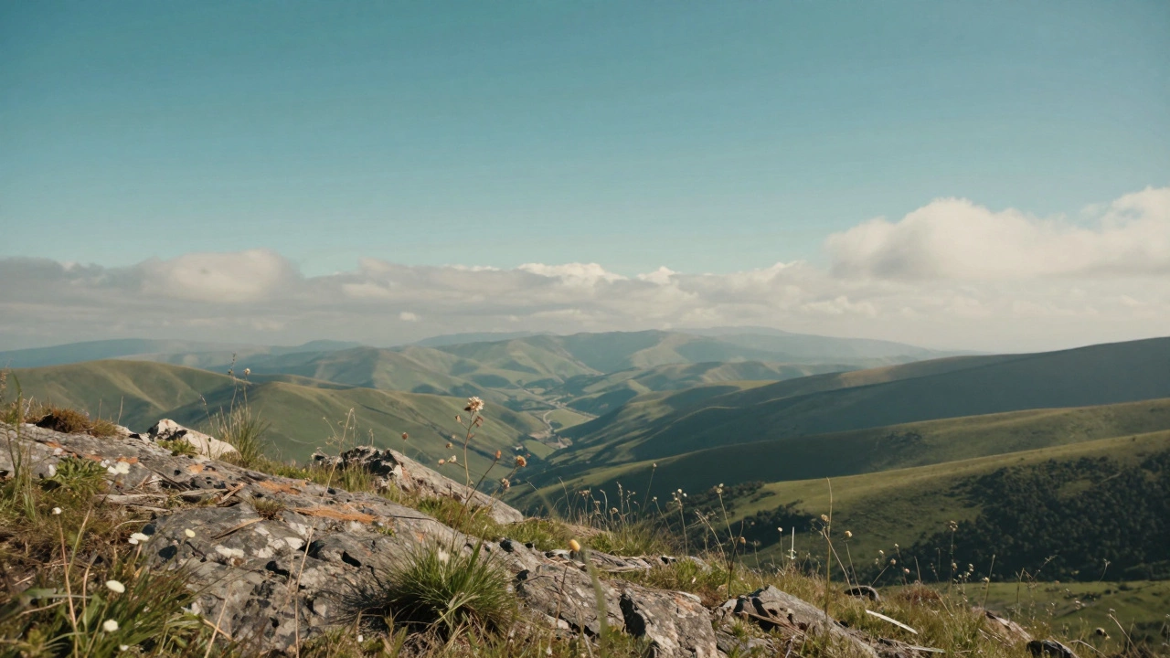 Панорама горного плато над долинами, вызывающая чувство покоя и ясности