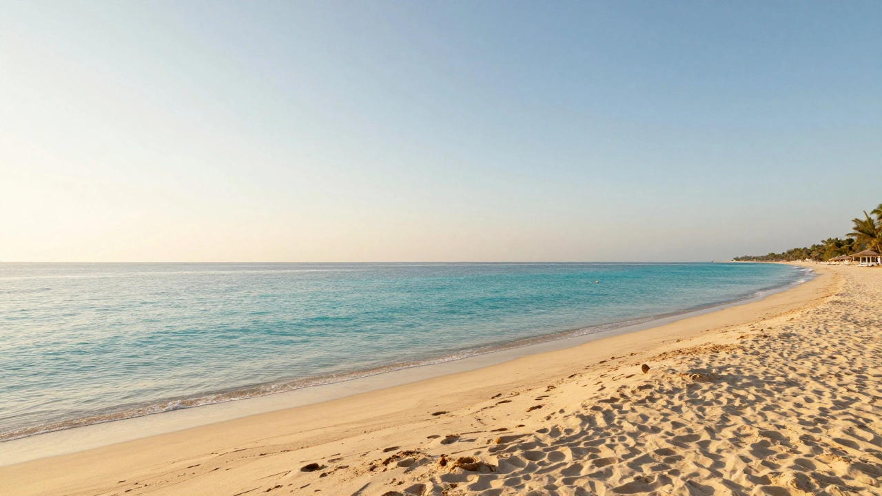 Спокойный песчаный пляж Травелаты в золотистых лучах сентябрьского солнца